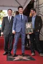 Franco junto al director Sam Raimi y su colega Seth Rogen